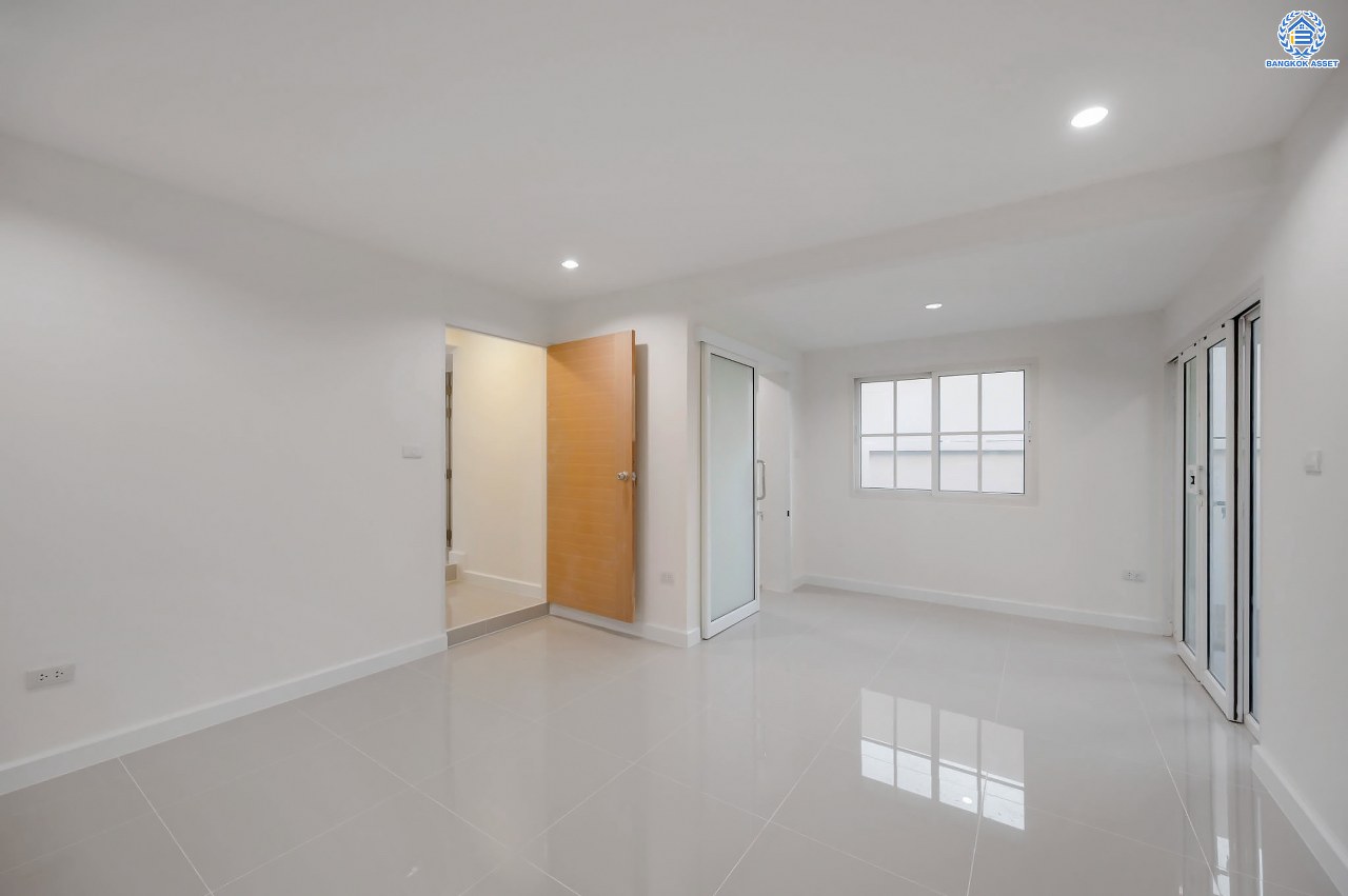 บ้านมือสองตกแต่งใหม่ โครงการ นราวดี  วงแหวน-พระราม5 เนื้อที่กว้าง 58.5 ตร.ว. พื้นที่ใช้สอย 157.3 ตร.ม. ฟังก์ชัน 4  ห้องนอน (ห้องนอนชั้นล่าง 1 ห้อง) 4 ห้องน้ำ 2 ที่จอดรถ บนทำเลติดถนนนครอินทร์ เดินทางง่าย เชื่อมต่อถนนกาญจนาภิเษก, ถนนนครอินทร์, ถนนราชพฤกษ์, ถนนพระราม5 ใกล้จุดขึ้นทางด่วน "ศรีรัช"